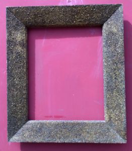 Originale cornice in legno con sabbiatura dorata sagoma a strombo XIX° sec. cm.37 x 46